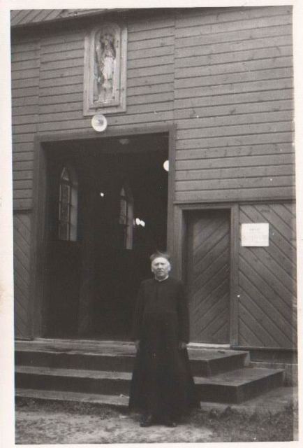 Ks. Tadeusz Kaszyński przed głównym wejściem do kościoła