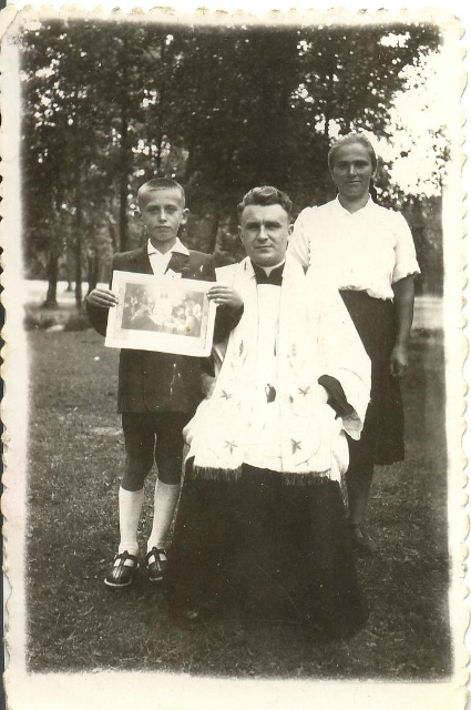 Na zdjęciu ks. Witold Kobyliński z Władysławem Szostak i Heleną Szostak /1957 r./