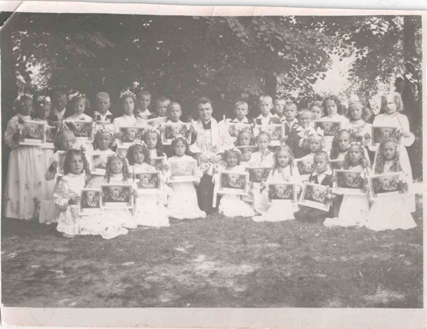 Ks. Witold Kobyliński z uczniami kl. II- Gocław 1959r.