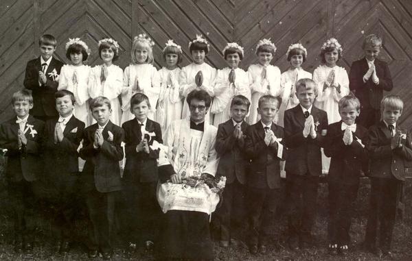 Ks. Czesław Ciołek z uczniami kl. II / zdjęcie zrobiono przy starym kościele, maj 1989r./