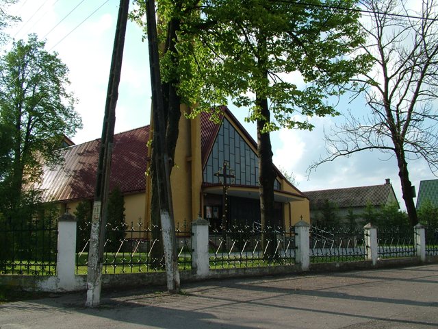 Kościół rzymskokatolicki w Gocławiu - konsekrowany przez bpa Jana Mazura 2 maja 1993 r.