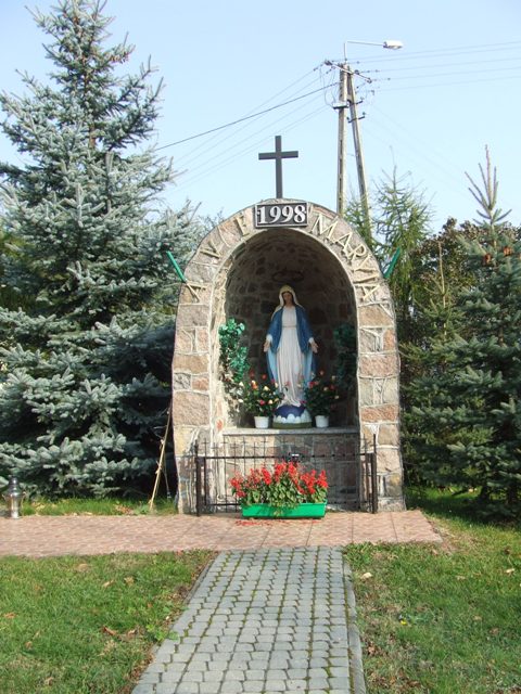 Grota Matki Bożej z Lourdes wybudowana z inicjatywy ks. proboszcza Jana Ornata w roku 1998