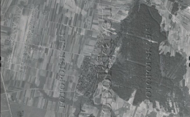 Gocław (centralnie) i lotnisko (prostokąt w lewym górnym rogu)- zdjęcie wykonane z niemieckiego samolotu zwiadowczego we wrześniu 1944 roku