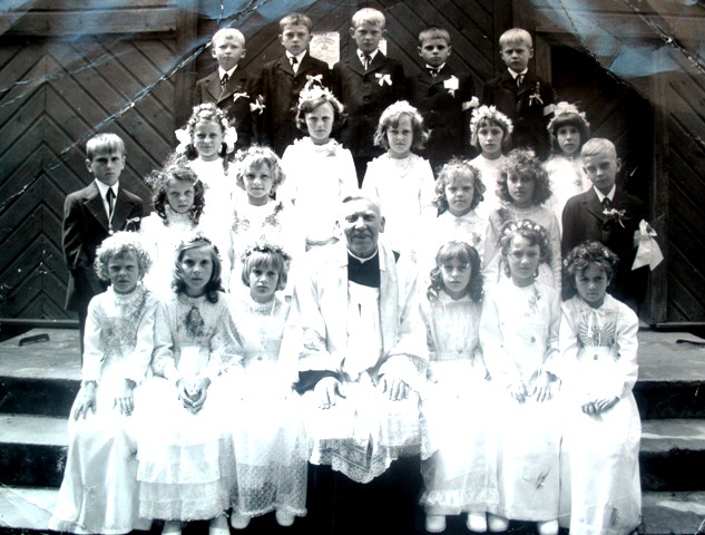 Ks. Tadeusz Kaszyński z uczniami kl. II - Gocław 1975 r.